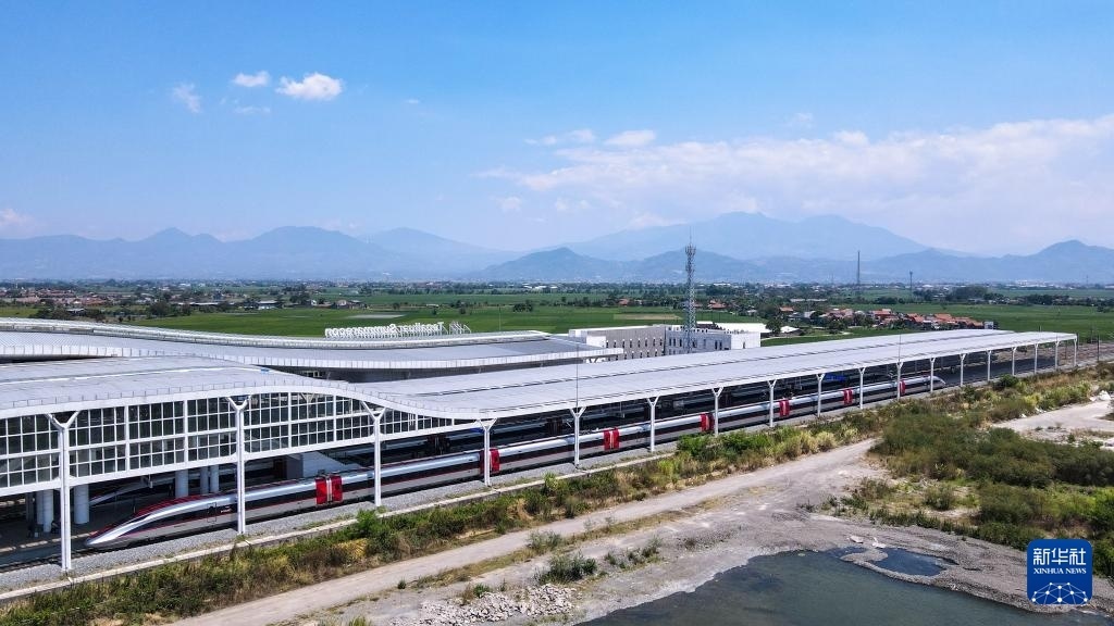 9月13日，在印度尼西亞萬隆德卡魯爾站，雅萬高鐵高速動(dòng)車組列車?？吭谡九_(tái)上（無人機(jī)照片）。新華社記者 徐欽 攝