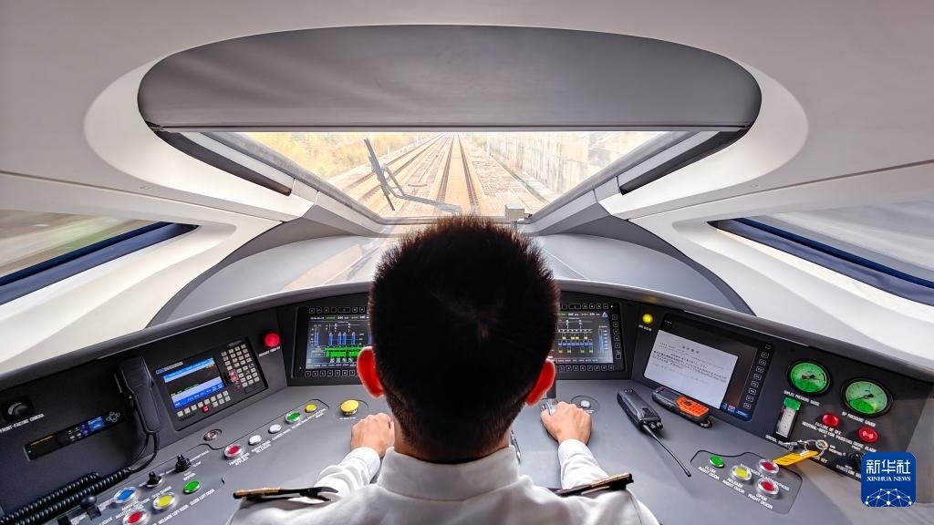 9月12日，司機(jī)駕駛高速動(dòng)車組列車行駛在雅萬高鐵上（手機(jī)照片）。新華社記者 徐欽 攝