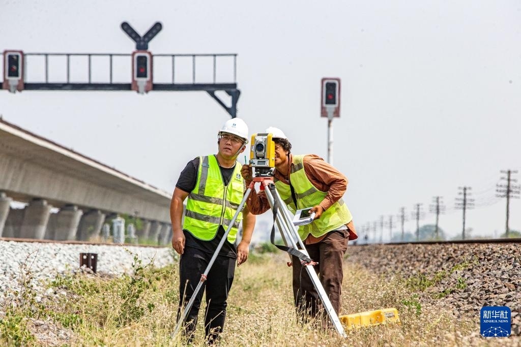 5月1日，在泰國(guó)大城府，中泰高鐵項(xiàng)目工作人員在施工現(xiàn)場(chǎng)勘查。新華社記者 王騰 攝