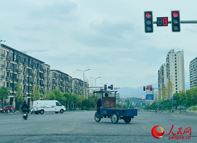 長(zhǎng)富大道與文化中心東路三岔路口車(chē)輛混行（9月19日拍攝）。人民網(wǎng)記者 帥筠攝