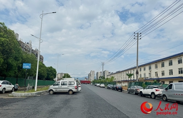 麗水佳園小區(qū)入口外及長(zhǎng)富大道上停滿(mǎn)了車(chē)輛。人民網(wǎng)記者 邱燁攝