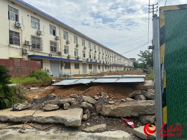 長(zhǎng)富大道北側(cè)輔路在進(jìn)行強(qiáng)電遷改項(xiàng)目。人民網(wǎng)記者 邱燁攝