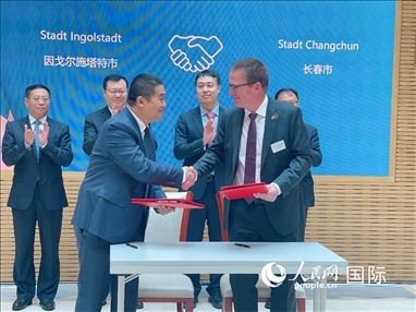 （10月16日，第十屆巴伐利亞中國日在慕尼黑舉行。圖為簽約儀式現(xiàn)場(chǎng)。人民網(wǎng)記者劉赫攝）