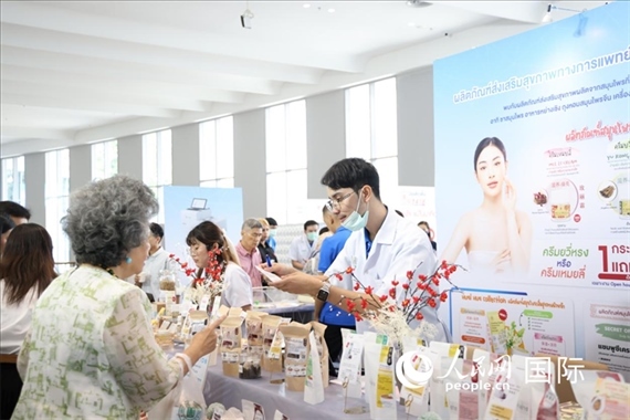 活動(dòng)現(xiàn)場(chǎng)，泰國(guó)華僑中醫(yī)院工作人員向來(lái)訪者介紹養(yǎng)生產(chǎn)品。人民網(wǎng)記者楊一攝