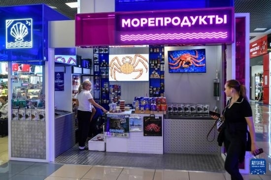 這是9月6日在俄羅斯符拉迪沃斯托克機場拍攝的海鮮商店。新華社記者 曹陽 攝
