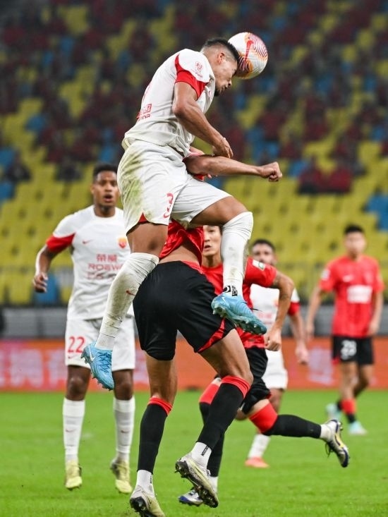 10月18日，上海海港隊(duì)球員蔣光太（上）在比賽中和成都蓉城隊(duì)球員費(fèi)利佩（下）爭(zhēng)頂。新華社記者 王曦 攝