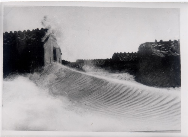 昔日的東山島風(fēng)沙掩埋部分村民村舍（資料照片）。