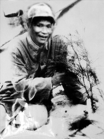 谷文昌與試種成活的木麻黃（資料照片）。