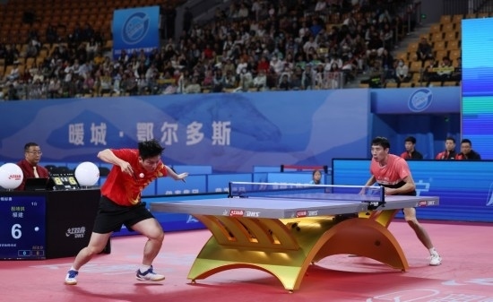 10月18日，上海隊選手樊振東（左）在單打比賽中發(fā)球。他3:2戰(zhàn)勝福建隊選手程靖淇。新華社記者 王楷焱 攝