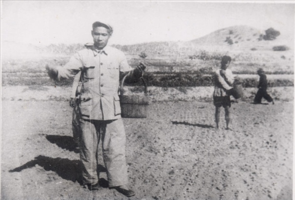 谷文昌（左）在田間與農(nóng)民一起勞動（資料照片）。