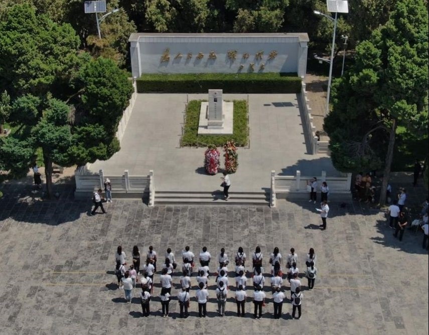 2021年6月24日，參觀者在位于河南省蘭考縣的焦裕祿紀(jì)念園瞻仰焦裕祿烈士墓（無人機(jī)照片）。新華社記者 李安 攝