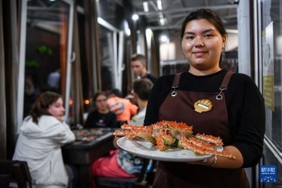 9月2日，俄羅斯符拉迪沃斯托克一家餐館的服務(wù)員在展示帝王蟹。新華社記者 曹陽 攝