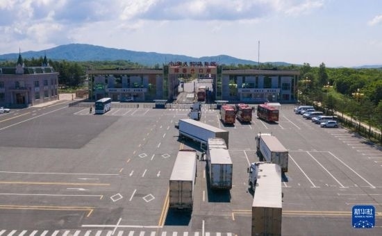 2019年6月22日，往返于中國和俄羅斯的貨車在中俄琿春口岸前排隊等待通關(guān)（無人機照片）。