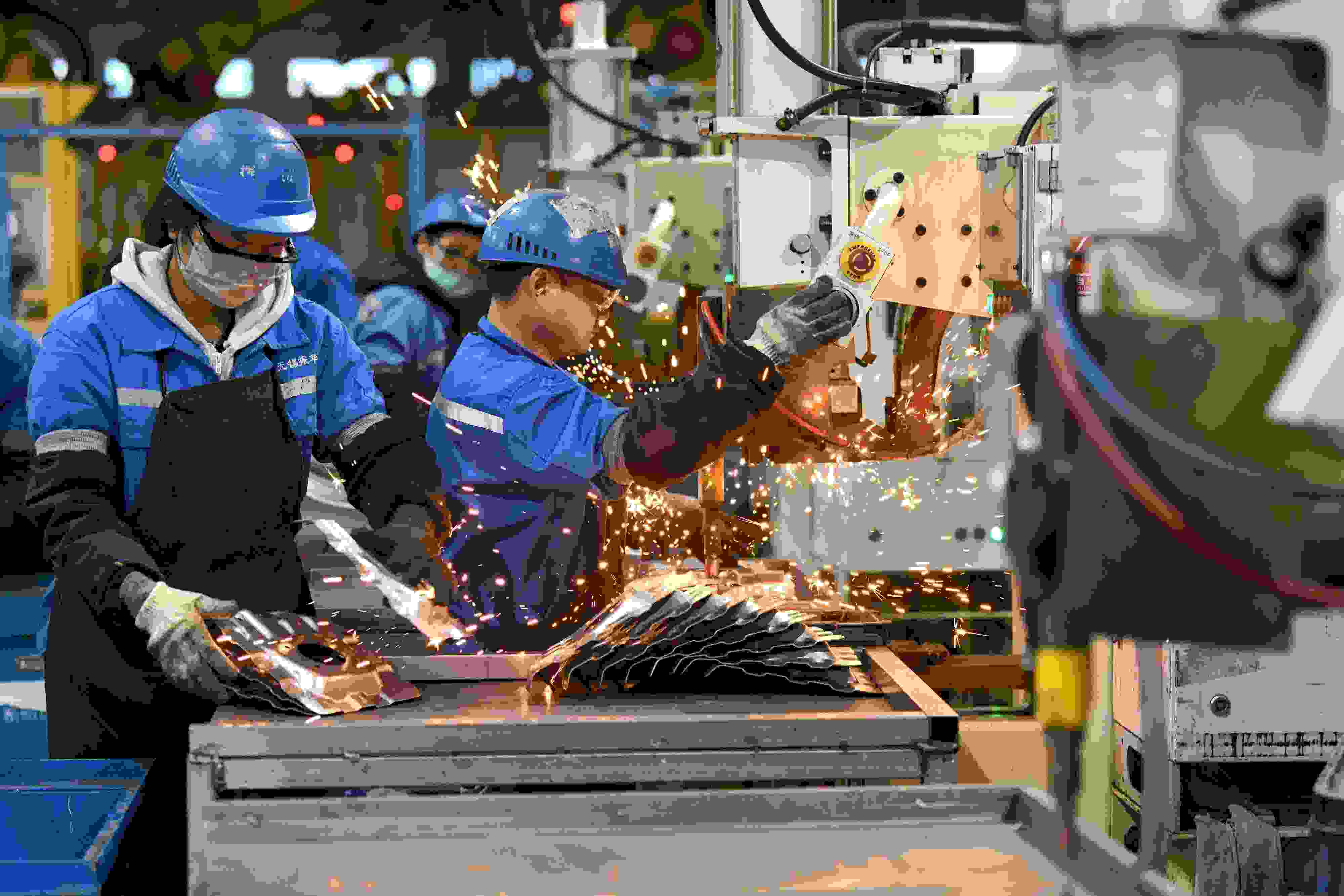 2023年2月7日，福建省寧德市蕉城區(qū)一家汽車零部件生產(chǎn)企業(yè)的生產(chǎn)線上一派繁忙景象。