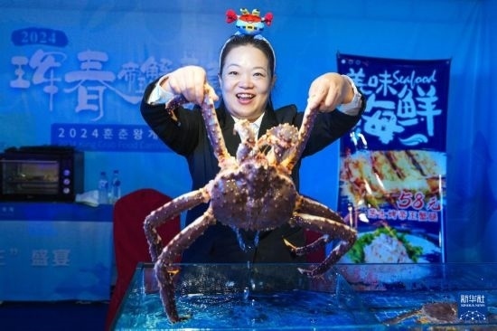 9月19日，在吉林省琿春市，商家在展示售賣的帝王蟹。新華社記者 許暢 攝