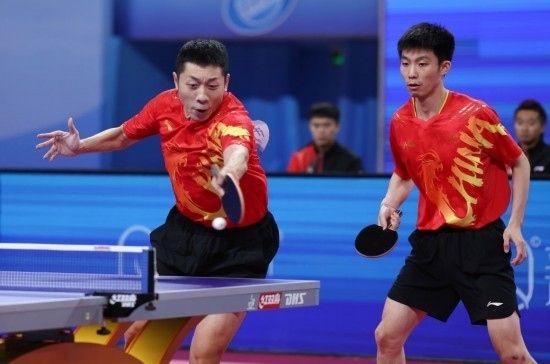 10月18日，上海隊組合許昕（左）/周愷在雙打比賽中。他們3:0戰(zhàn)勝福建隊組合曾蓓勛/陳俊菘。新華社記者 王楷焱 攝