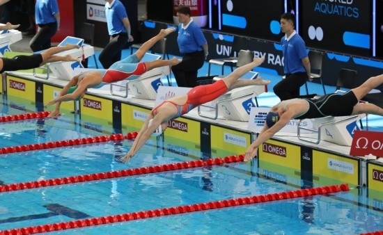 10月18日，中國選手張雨霏（右二）在女子50米自由泳預(yù)賽中出發(fā)。新華社記者 方喆 攝