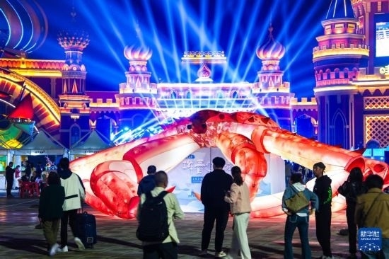 9月19日，游客在吉林省琿春市的2024琿春帝王蟹美食嘉年華現(xiàn)場游玩。新華社記者 許暢 攝