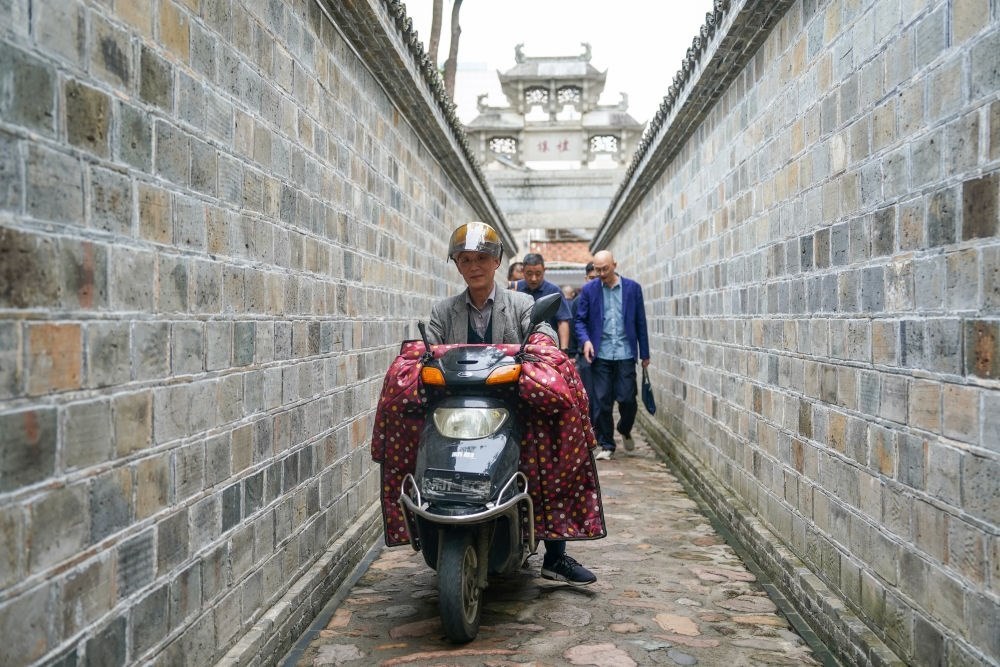 ↑市民在安徽省安慶市桐城市六尺巷通行。