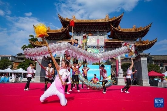 10月19日，四川師范大學(xué)舞龍隊(duì)在傳統(tǒng)舞龍項(xiàng)目中比賽，最終他們獲得該項(xiàng)目銀獎(jiǎng)。