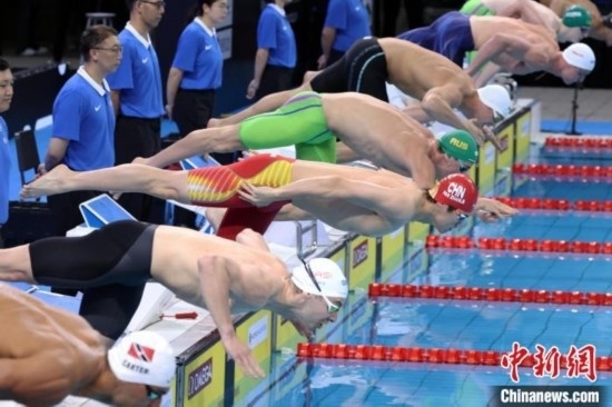 10月19日晚，2024年世界泳聯(lián)游泳世界杯上海站結(jié)束第二個(gè)比賽日的爭(zhēng)奪。圖為中國選手潘展樂(左三)在男子100米自由泳決賽中。 中新社記者 湯彥俊 攝