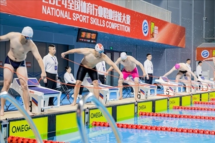 參賽選手在游泳救生項目比賽中。賽事主辦方供圖