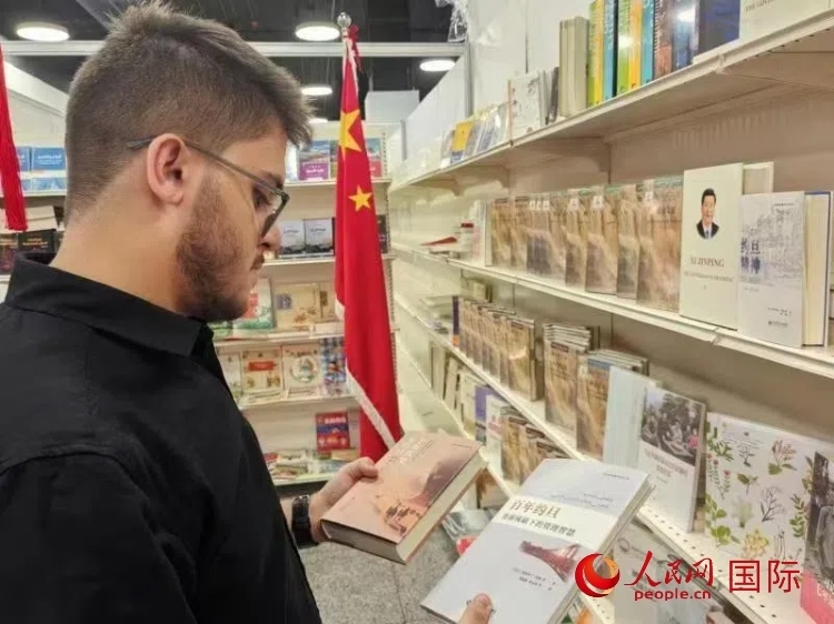 第二十三屆約旦安曼國際書展于10月10日至19日在約旦展覽中心舉行，約旦政府和民間各界人士在中國展臺翻閱圖書，熱烈交流互動，感受中華文化之美。人民網(wǎng)記者 李瀟攝