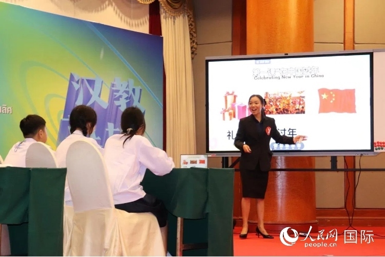 泰國(guó)本土中文教師參賽者現(xiàn)場(chǎng)授課。人民網(wǎng)實(shí)習(xí)生 姚欣可攝