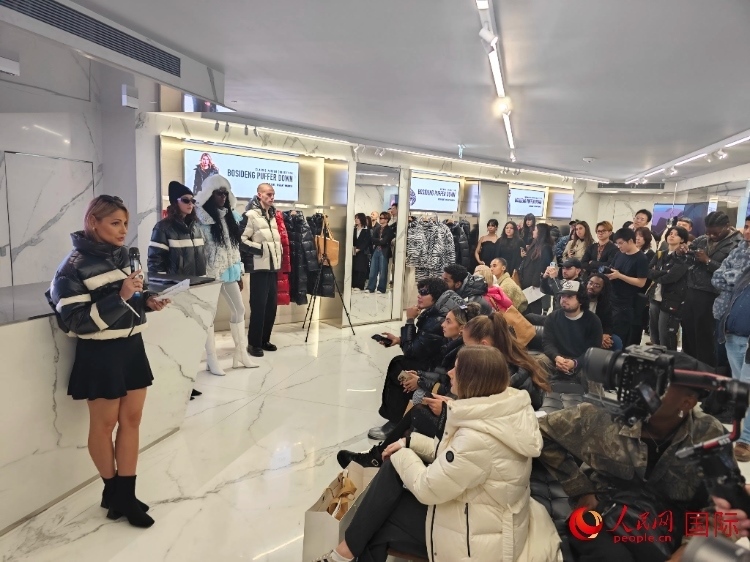 英國時尚博主分享自己的穿搭心得。人民網(wǎng)記者 邢雪攝