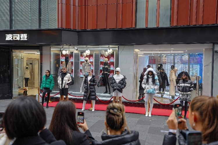 模特在波司登倫敦旗艦店門前展示新款羽絨服。主辦方供圖