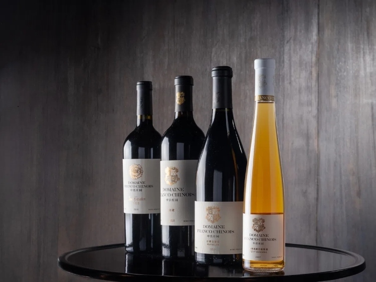 活動(dòng)現(xiàn)場(chǎng)推介了懷來(lái)中法莊園珍藏馬瑟蘭干紅、小芒森甜白等優(yōu)質(zhì)葡萄酒。主辦方供圖