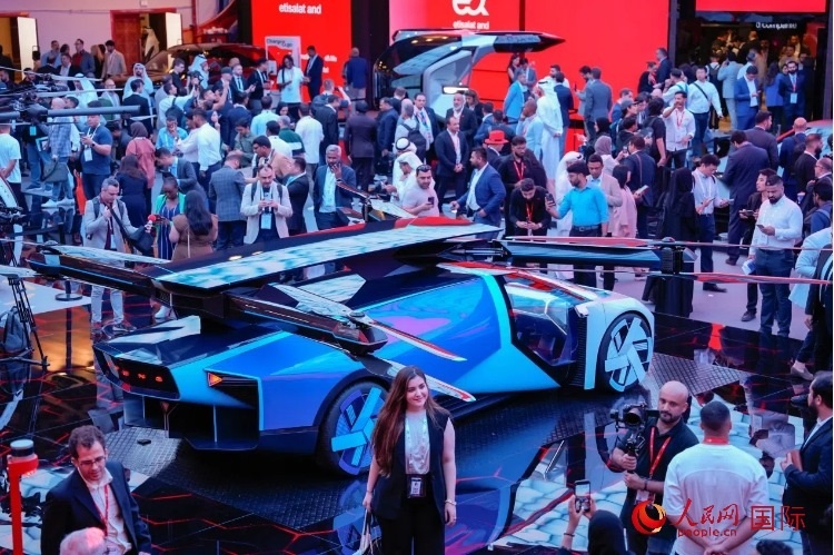 小鵬匯天陸空一體式飛行汽車備受關(guān)注。人民網(wǎng) 塔里克·易卜拉欣攝