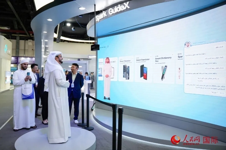 觀眾在科大訊飛展臺與虛擬人對話。人民網(wǎng) 塔里克·易卜拉欣攝