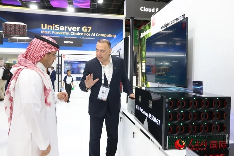 觀眾了解新華三集團展示的最新服務(wù)器產(chǎn)品。人民網(wǎng)記者 任皓宇攝