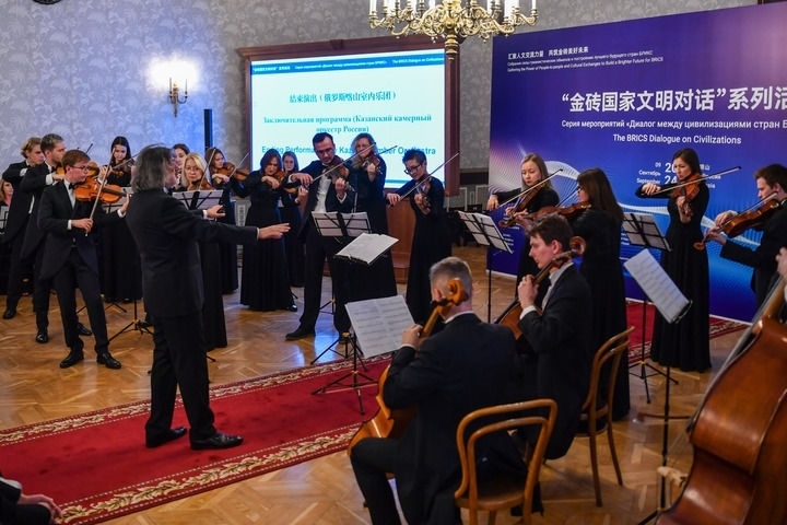 2024年9月24日，在俄羅斯喀山，俄羅斯喀山室內(nèi)樂團(tuán)演奏傳統(tǒng)曲目?！敖鸫u國家文明對話”系列活動24日在俄羅斯喀山舉行，來自中國、俄羅斯、巴西、印度、南非、伊朗等金磚國家的相關(guān)機(jī)構(gòu)、各領(lǐng)域?qū)＜覍W(xué)者及青年代表等300多人參加。新華社記者 曹陽 攝
