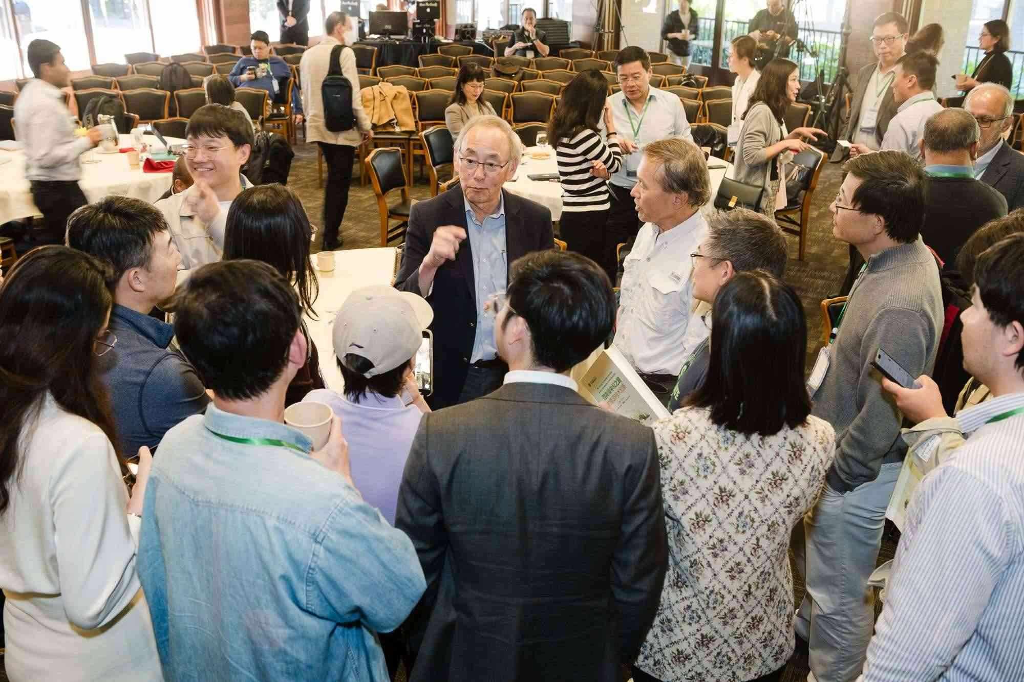 美國前能源部長、諾獎得主朱棣文教授在會場與參會者交流。馮超攝