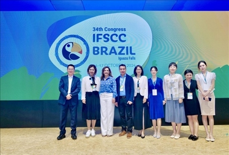 百雀羚集團(tuán)高層與研發(fā)團(tuán)隊。受訪方供圖