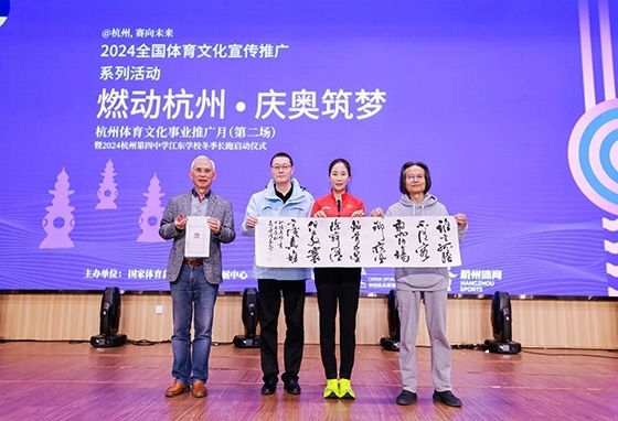 王麗萍與藝術(shù)家們共同創(chuàng)作主題作品。主辦方供圖