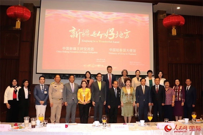 與會嘉賓合影。人民網(wǎng)實習生 姚欣可攝