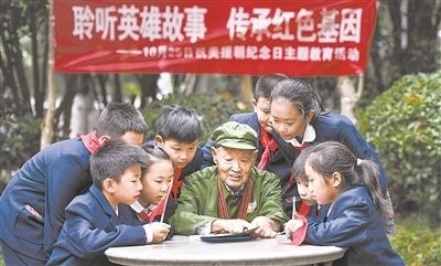 圖為89歲的抗美援朝老兵楊克美在向孩子們講述英雄故事。徐偉攝