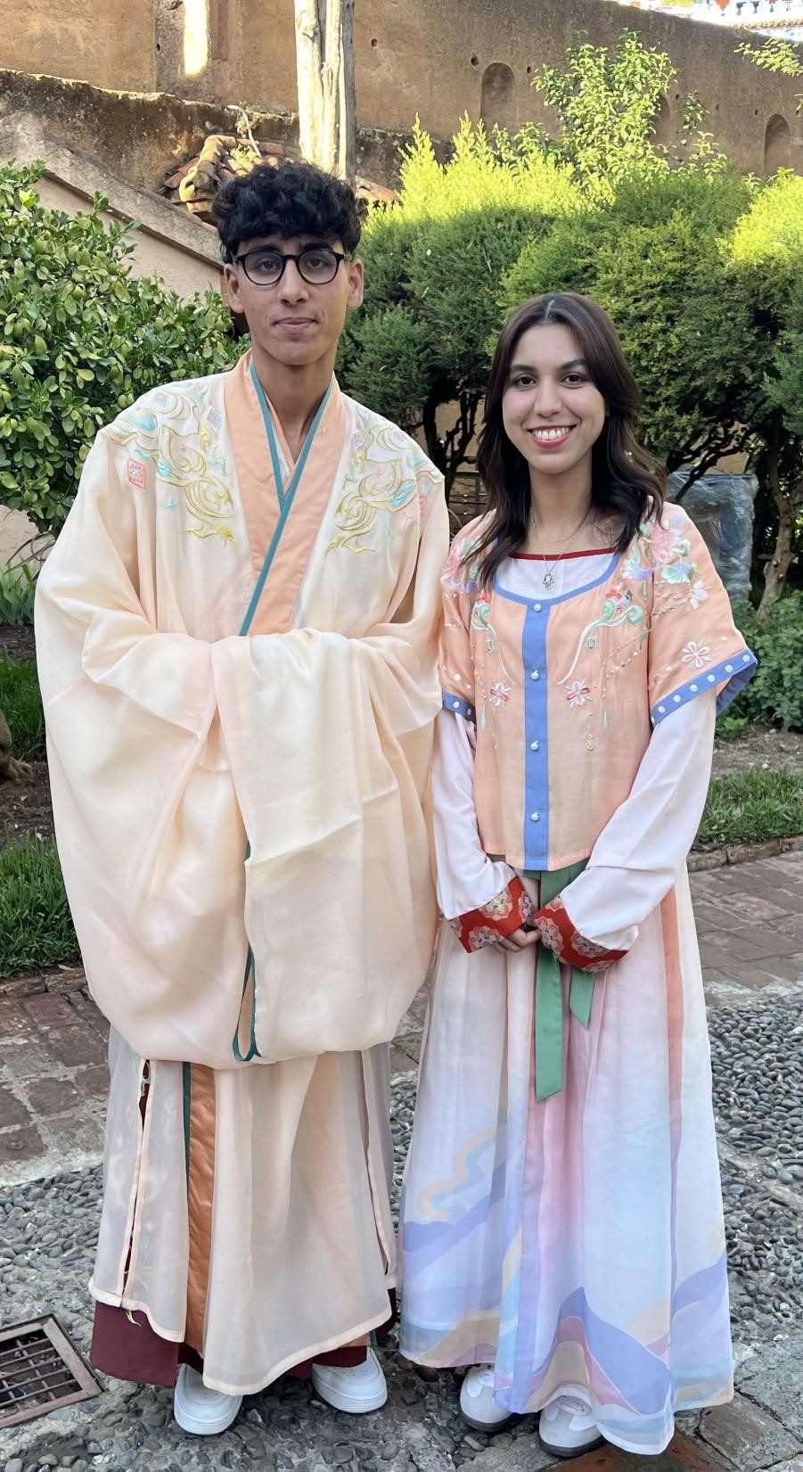 兩位青年試穿中國古代服裝。拉巴特中國文化中心供圖