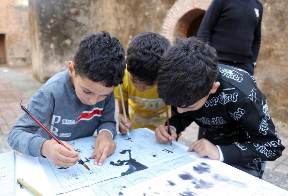 一起學(xué)書法。拉巴特中國文化中心供圖