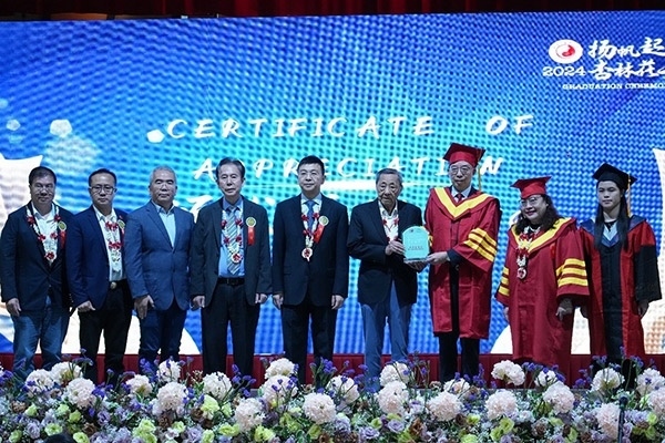 菲律賓首家中醫(yī)學(xué)院——岐黃中醫(yī)學(xué)院在馬尼拉舉行首屆畢業(yè)典禮。人民網(wǎng)記者 樊帆攝