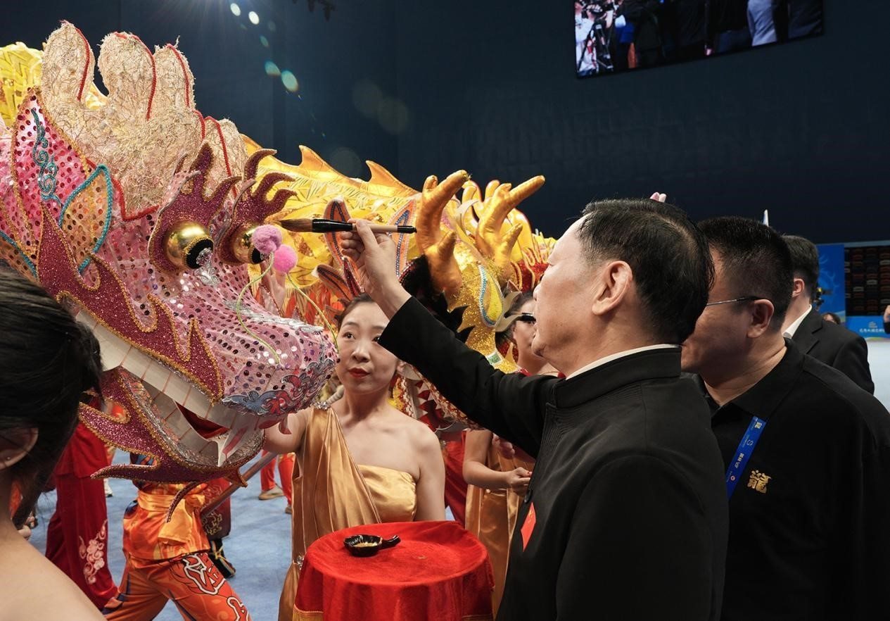 出席開賽儀式的領(lǐng)導(dǎo)及嘉賓共同為參賽龍獅隊點睛。（受訪者供圖）