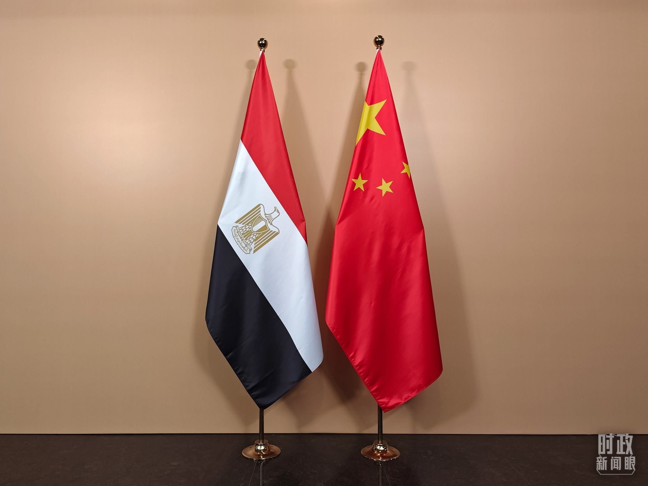 △ 會(huì)見(jiàn)廳外的中國(guó)埃及兩國(guó)國(guó)旗。（總臺(tái)央視記者彭漢明拍攝）
