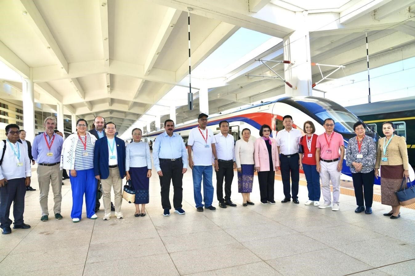 東盟議會聯(lián)盟大會代表團(tuán)與中老鐵路“瀾滄號”動車合影留念。老中鐵路有限公司供圖