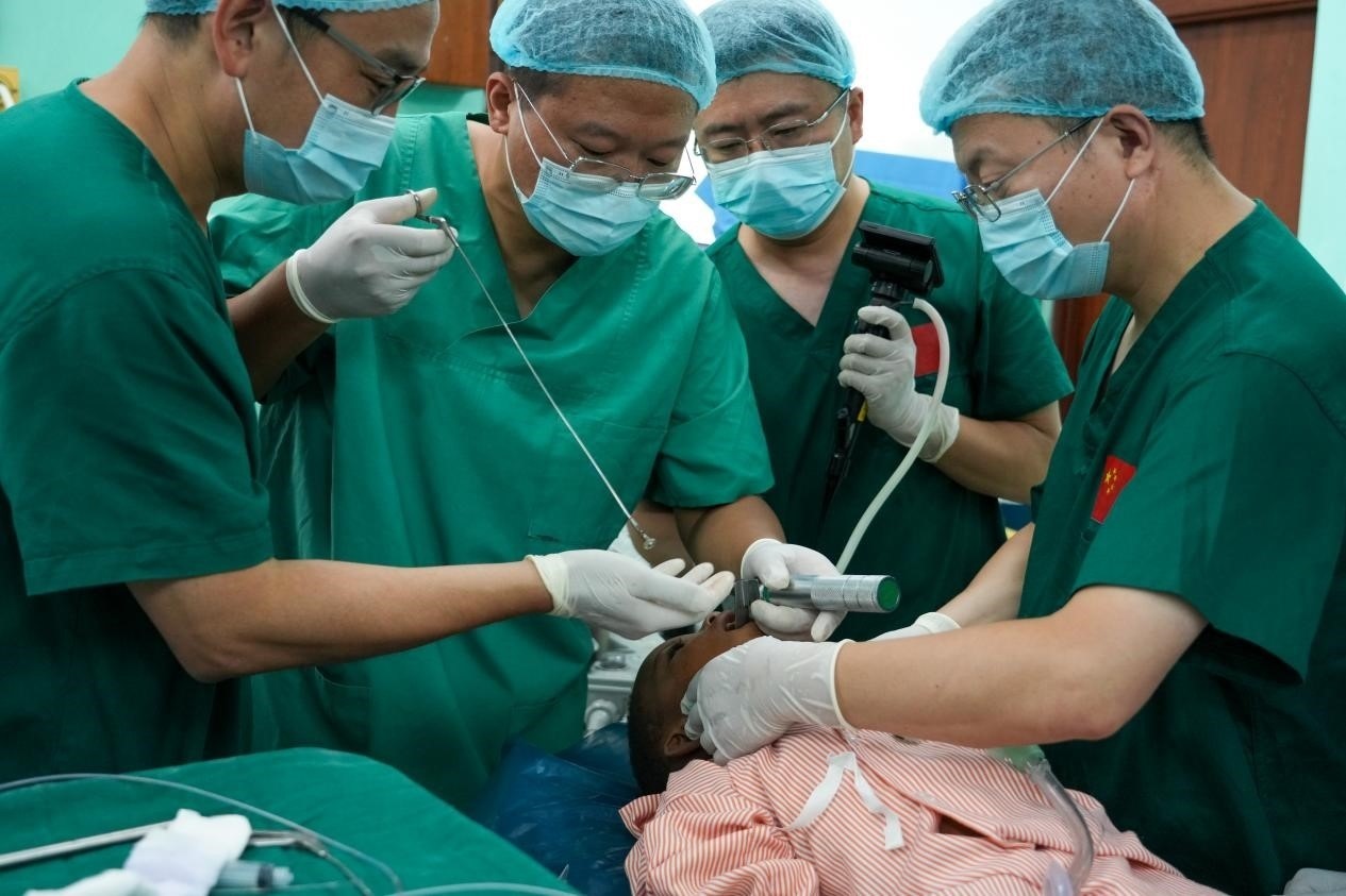 引起患兒窒息的異物被成功取出。中國援桑醫(yī)療隊(duì)供圖