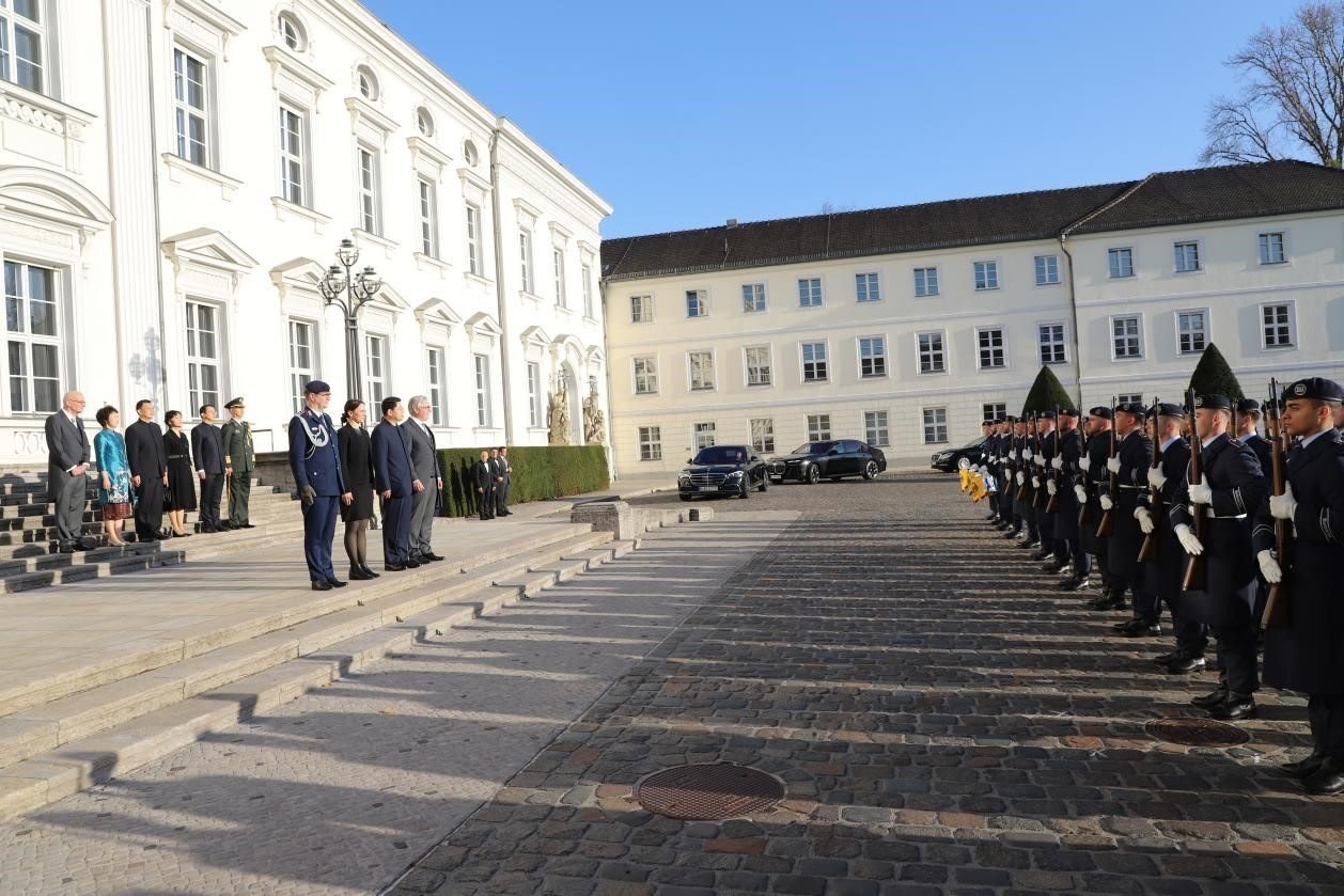 新任中國駐德國大使鄧洪波向德國總統(tǒng)施泰因邁爾遞交國書。中國駐德國大使館供圖