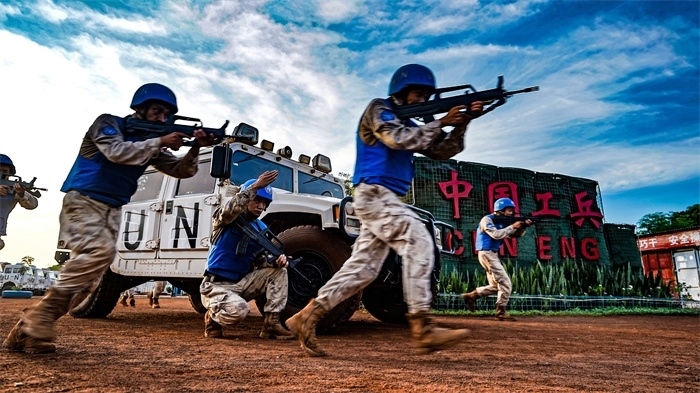 維和官兵迅速反應(yīng)。秦貴君攝