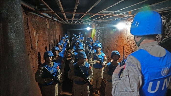 進入地下掩體隱蔽。王軍杰攝